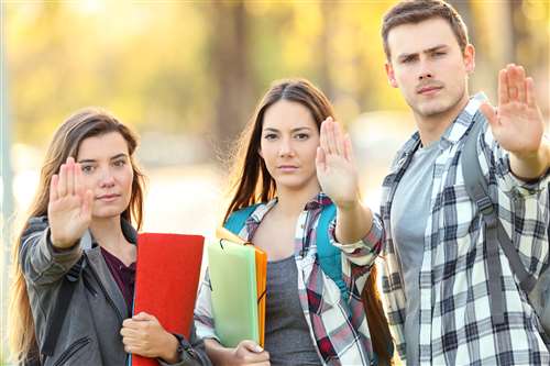 cellulare a scuola: normativa, divieti e sanzioni