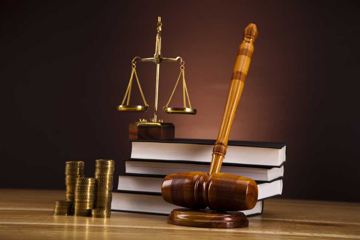 martello del giudice, bilancia e libri di diritto, pile di monete