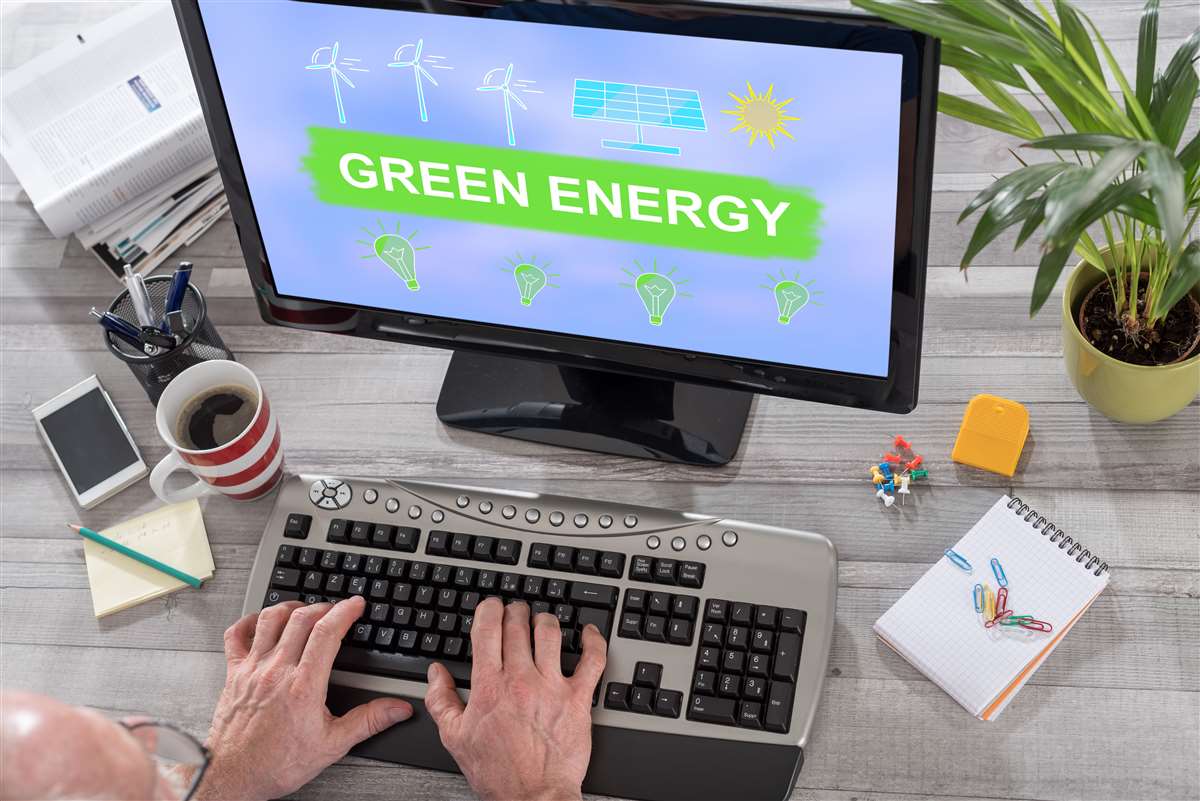 investintore davanti a un computer che riporta il concetto di energia verde