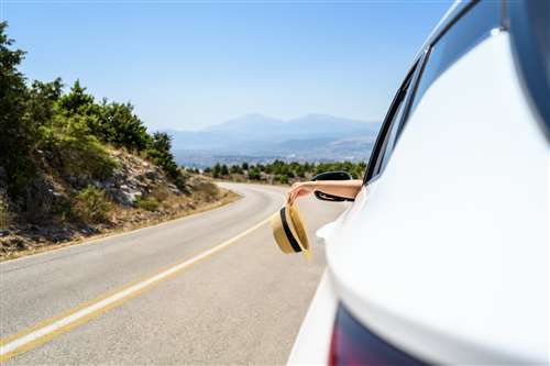 guidare l’auto scalzi: cosa prevede il codice della strada?