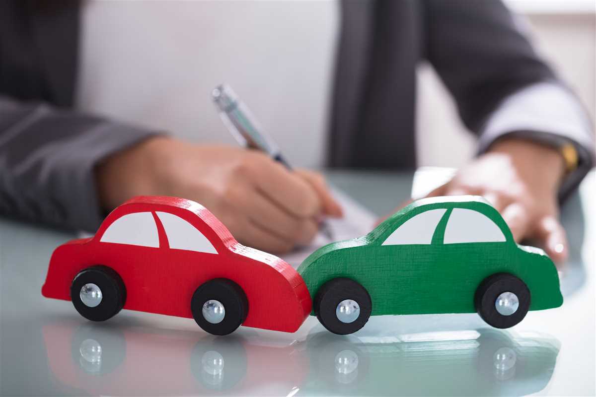due auto giocattolo e una persona che compila un documento