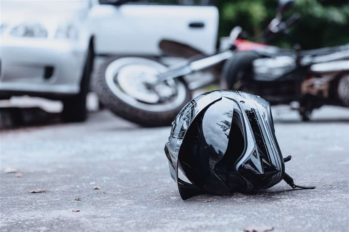 incidente e casco moto sull'asfalto