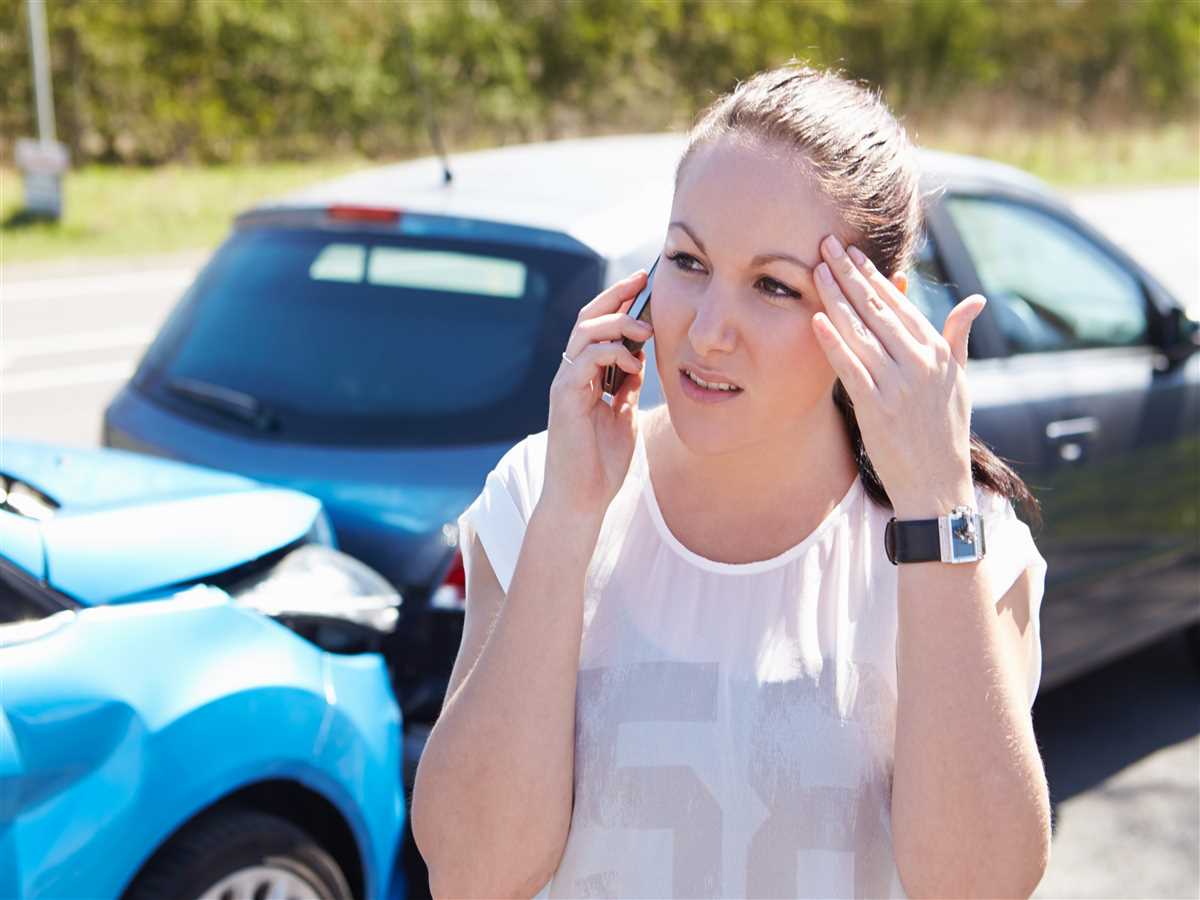sinistro stradale ragazza al telefono che chiama soccorsi dopo sinistro stradale