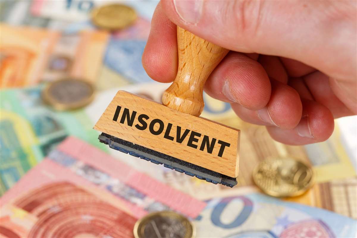 timbro con scritta insolvent e banconote