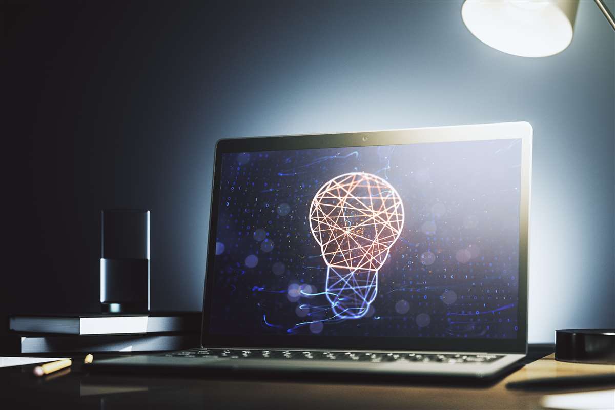 computer che mostra nel suo schermo una lampadina elettrica