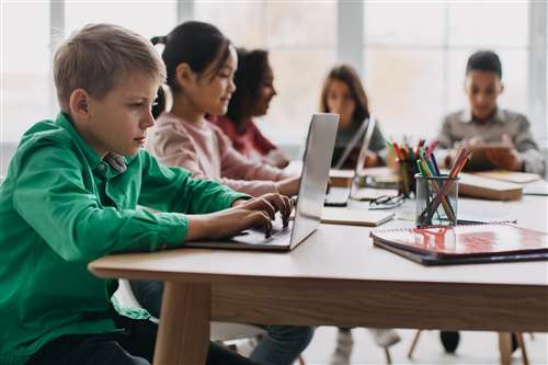 Banda ultralarga: scuole e ospedali italiani sempre più connessi, i dati