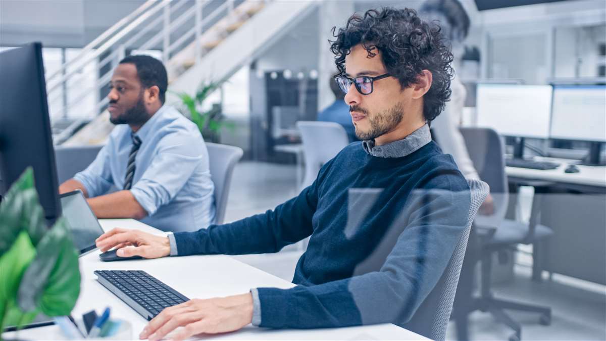 lavoratori seguono un corso al pc