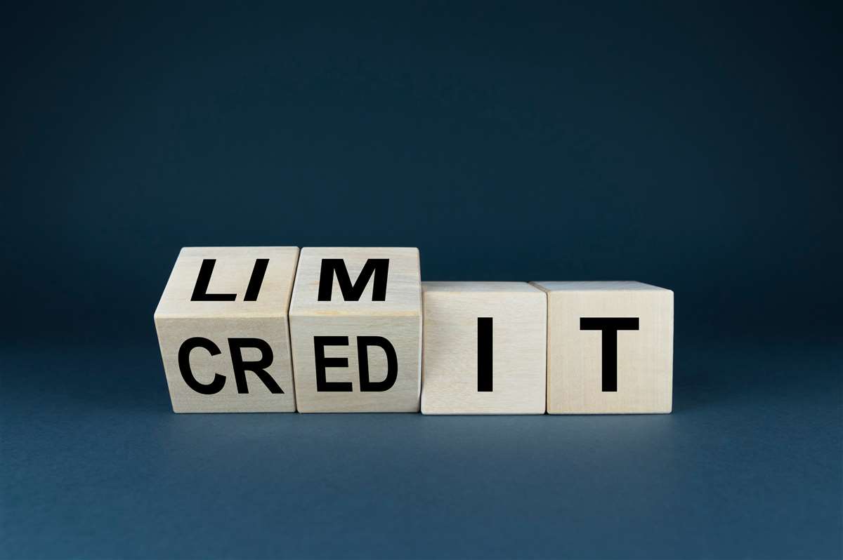 definizione di limite di credito cubi che ruotano formando le parole limit e credit