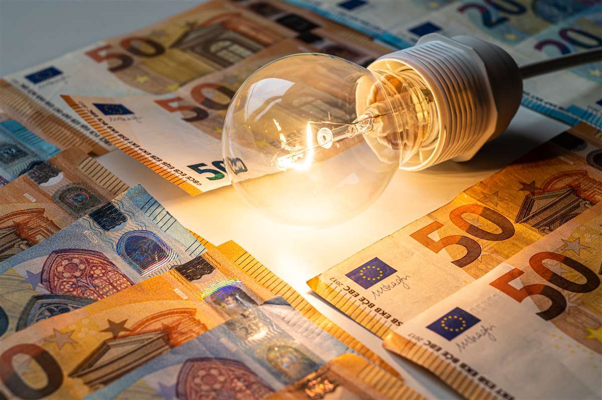 costo energia elettrica con banconote e lampadine luce