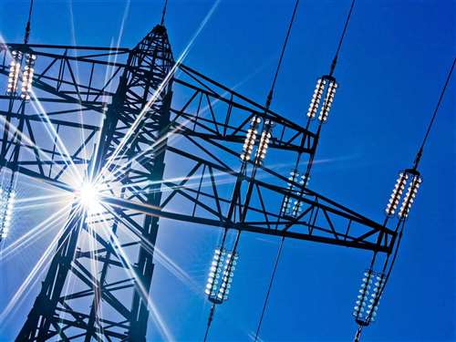 Aumenti record per luce e gas, ma il passaggio al libero mercato slitta al 2024