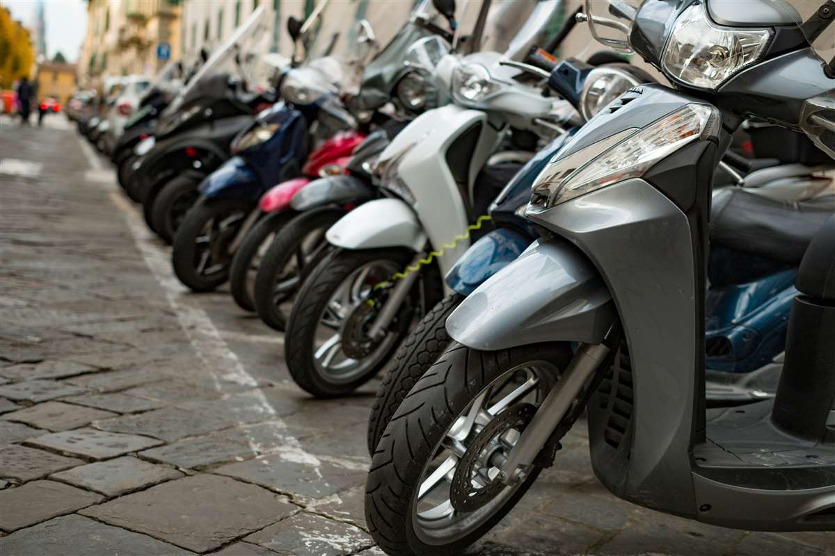 mercato moto moto parcheggiate in strada