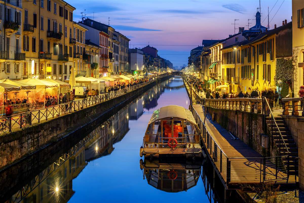 il canale Naviglio Grande di Milano illuminato in tarda serata