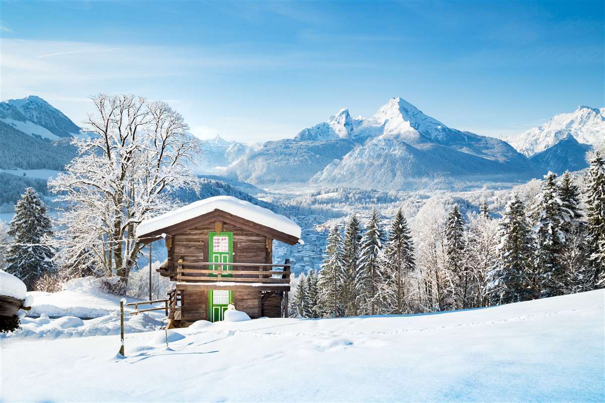 baita di montagna in legno in un pittoresco paesaggio montano