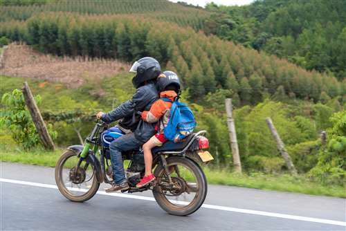 bimbi in moto: età minima, regole e come viaggiare in sicurezza