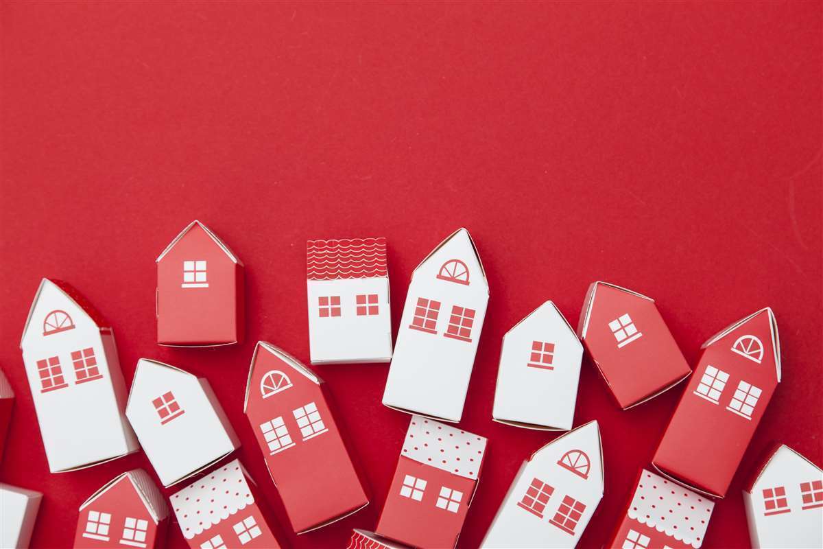 modellini di case su sfondo rosso