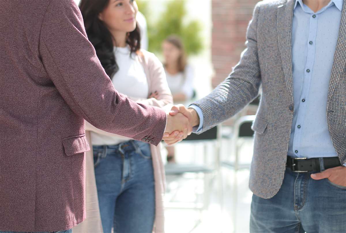 mercato immobiliare una stretta di mano tra un consulente e una coppia