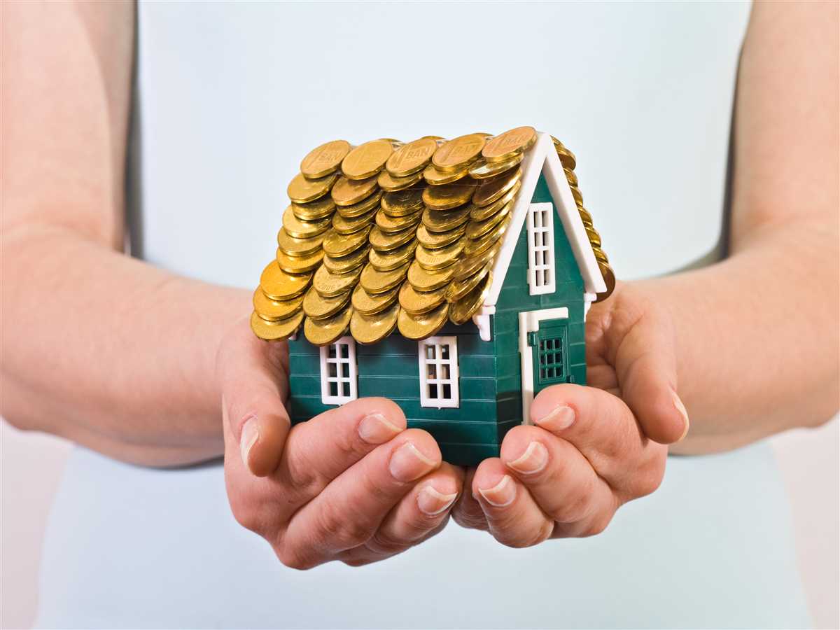 modellino di casa con tetto ricoperto di monete
