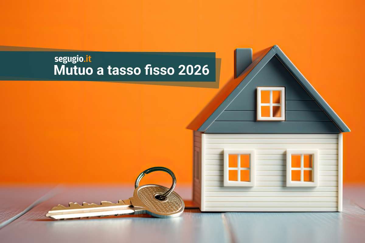 chiavi di casa vicino a modellino di casa