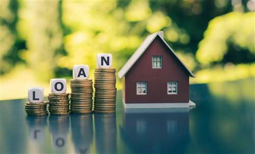 Tassi in calo, 6 italiani su 10 pagano mutui e prestiti: +12,8% in un anno