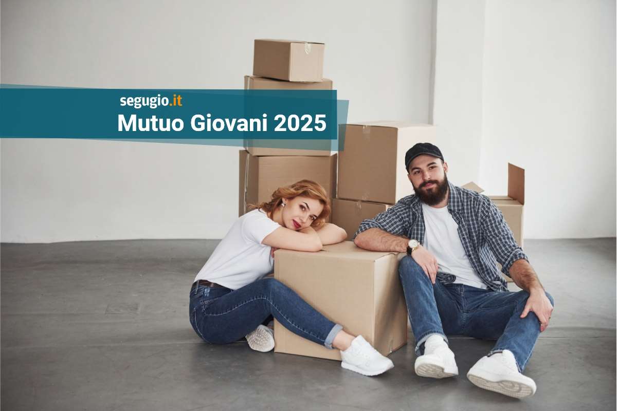 giovani appoggiati sugli scatoloni del trasloco