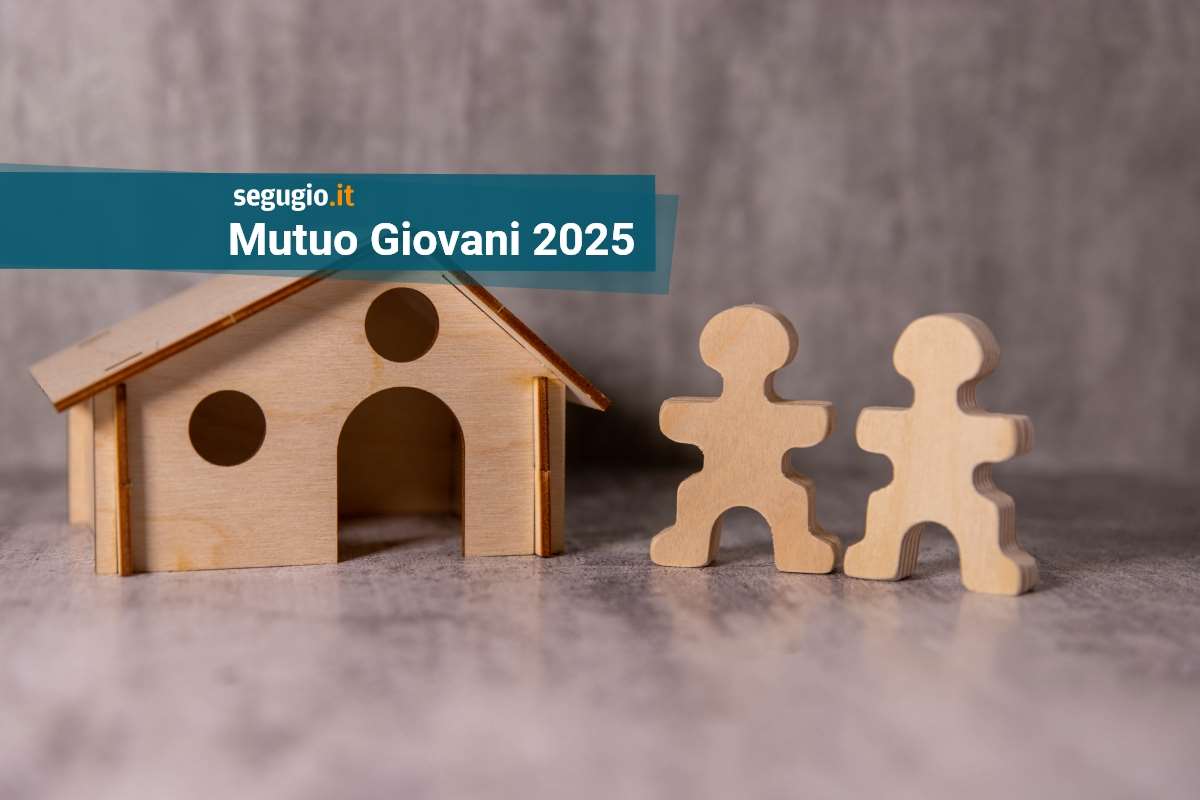 modello di casetta in legno vicino a sagome in legno