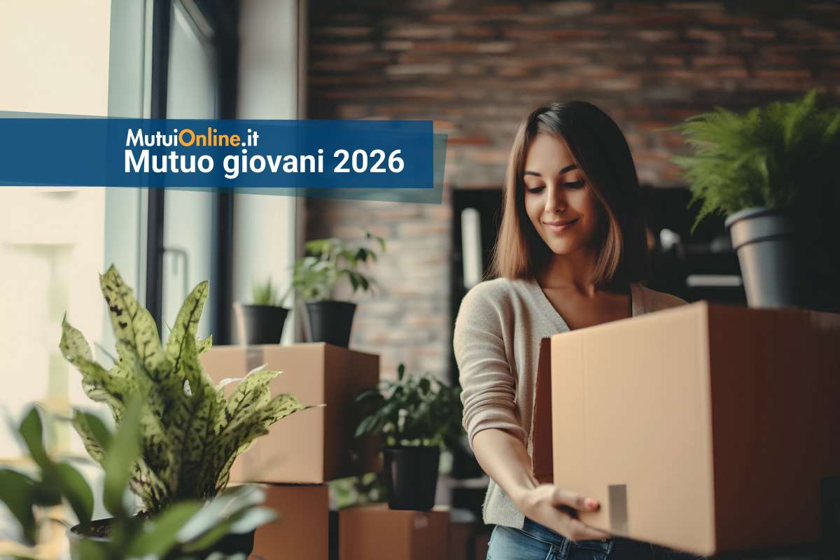 ragazza con in mano un pacco da trasloco