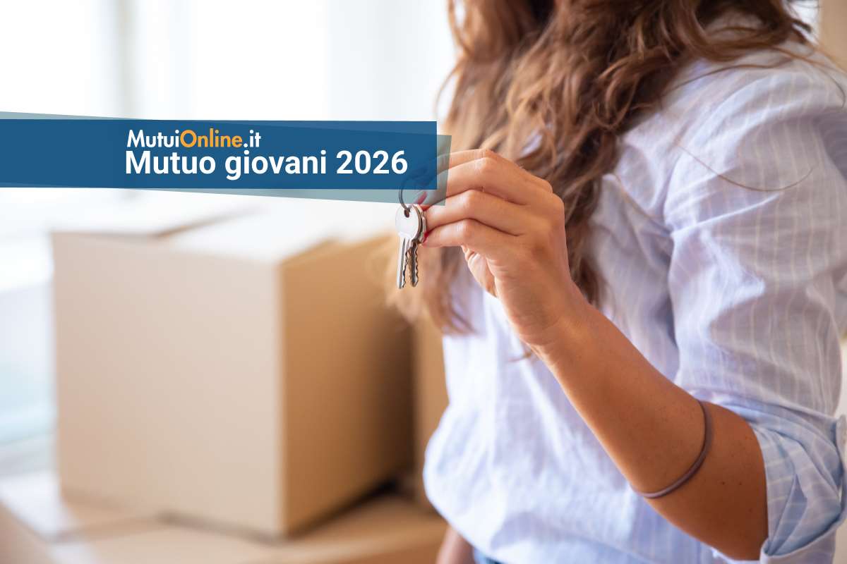 giovane ragazza con chiavi di casa e scatoloni