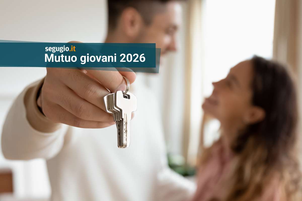 giovane coppia e chiavi di casa in primo piano