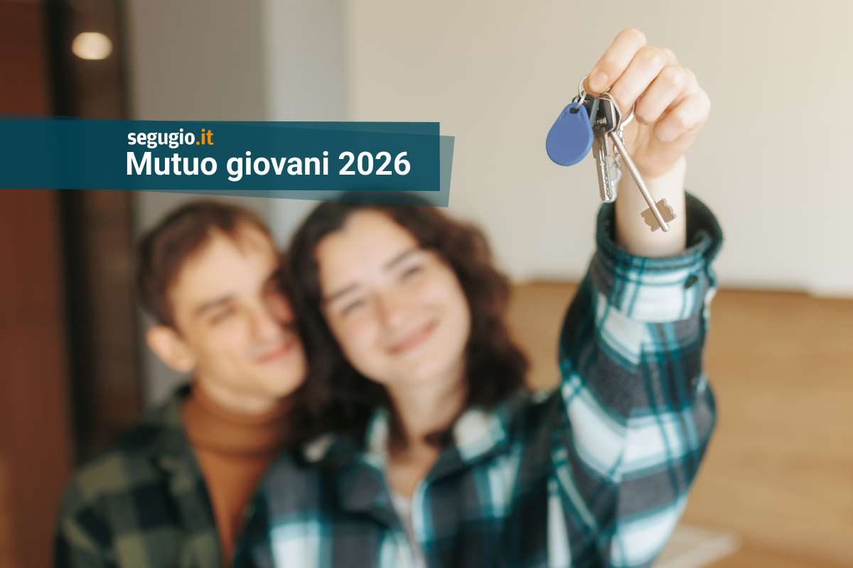 primo piano di coppia con chiavi di casa