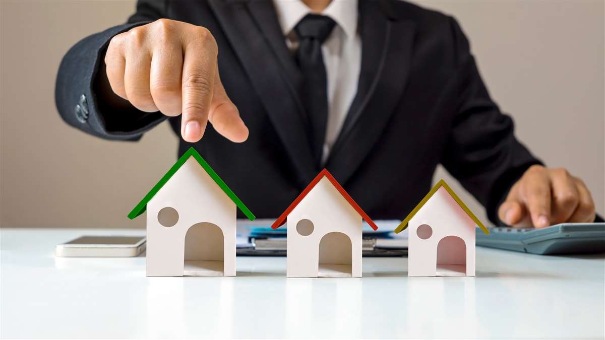 agente immobiliare propone casa con tetto verde