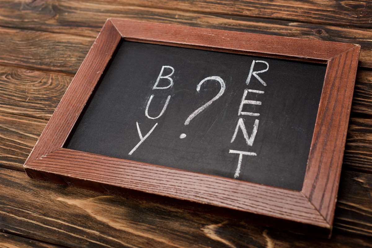 lavagna con scritte buy e rent