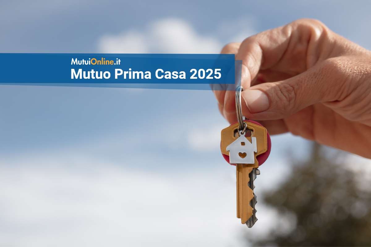 una mano mostra delle chiavi di casa