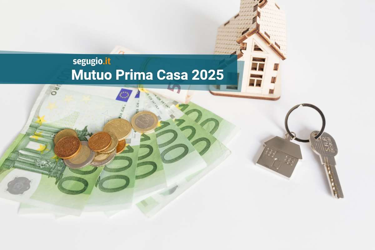 modellino di casa, chiavi di casa, banconote da 100 euro e monete