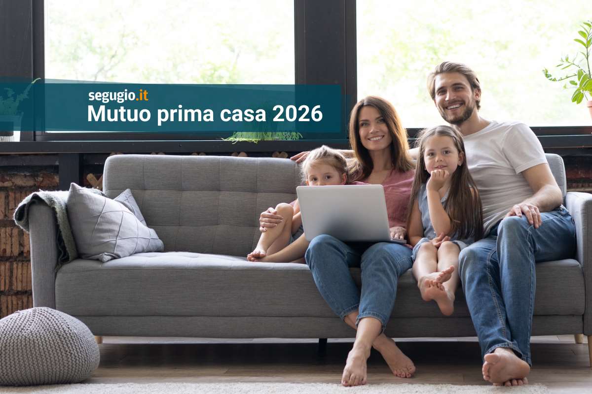 famiglia sul divano con un pc