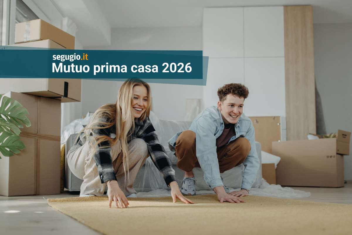 una coppia che svuota scatoloni in casa nuova