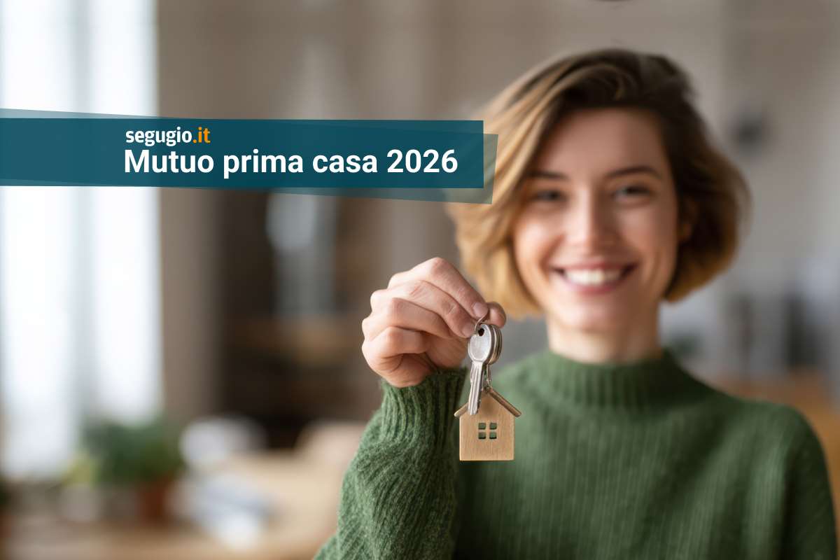 donna sorridente mostra chiave con portachiavi casa