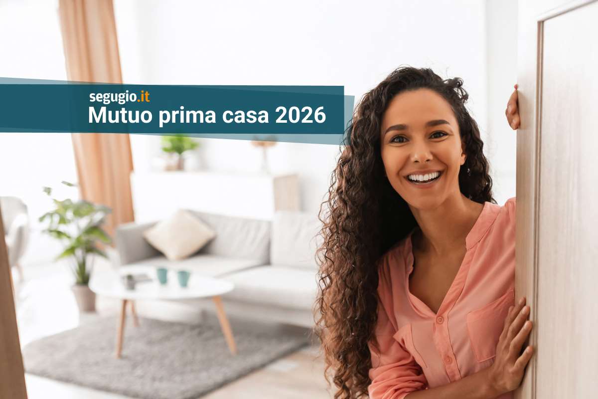 giovane donna apre la porta di salotto moderno arredato