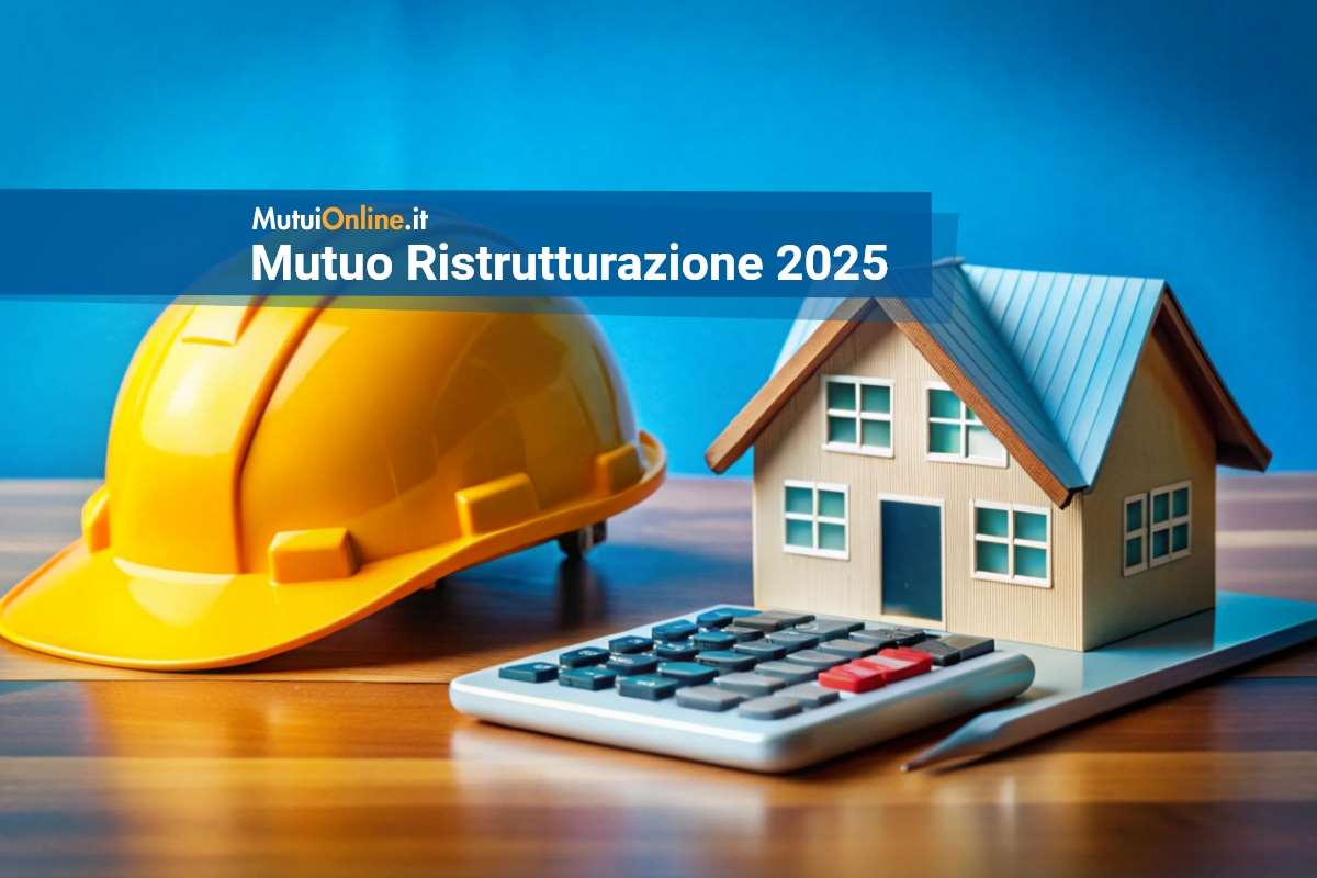 modellino di casa, calcolatrice e casco per lavori edilizi