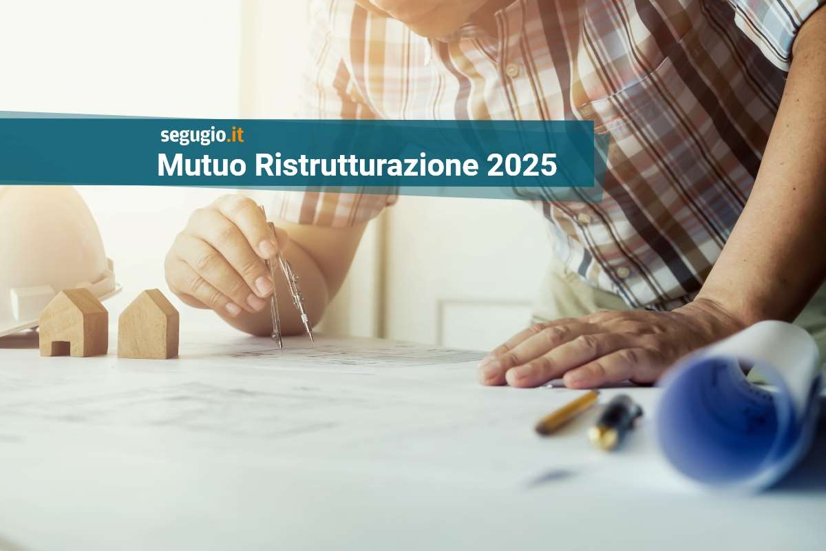 un architetto disegna la planimetria di un immobile