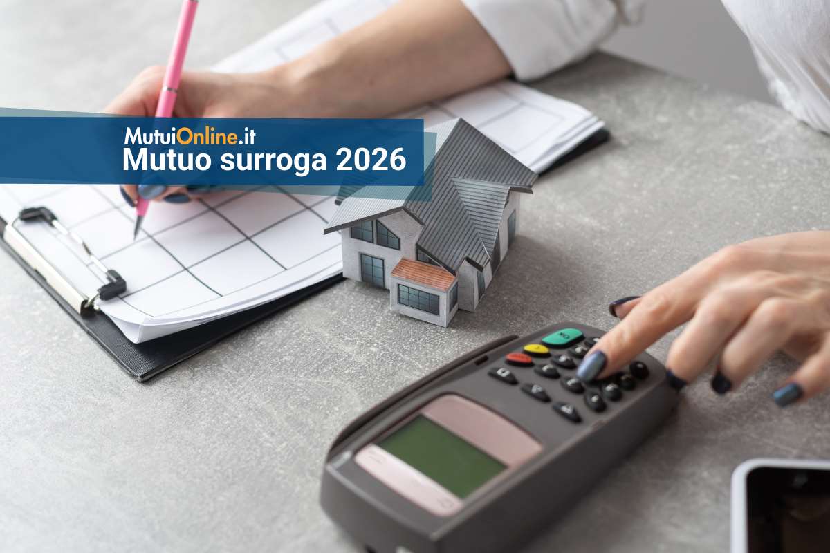 donna compia un foglio digitando numeri sulla calcolatrice