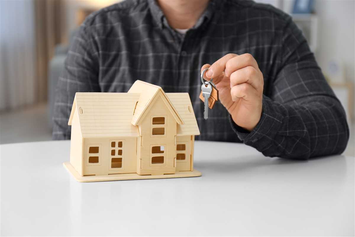 casetta di legno e persona con chiavi di casa in mano