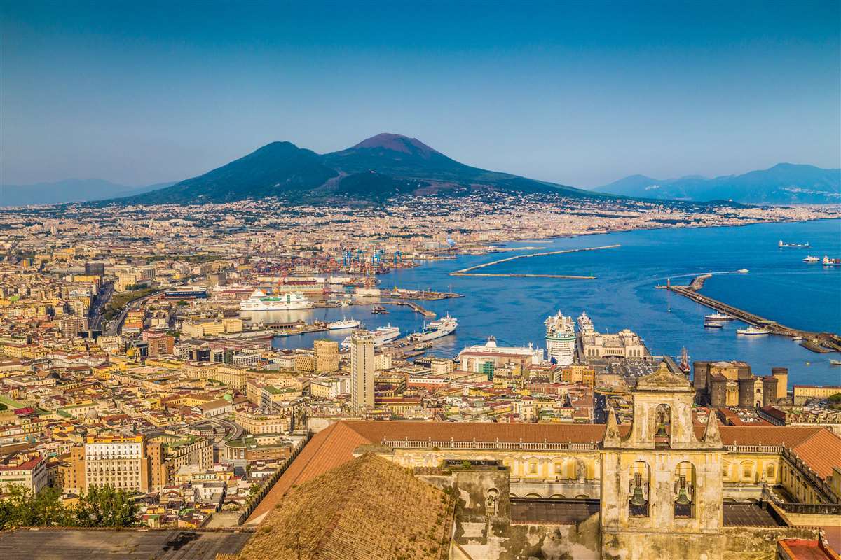 panorama di Napoli con Vesuvio sullo sfondo
