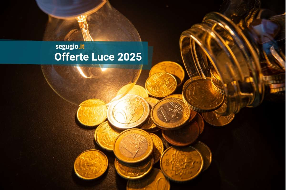 offerte luce 2025 una lampadina illumina un barattolo rovesciato con delle monete sparse