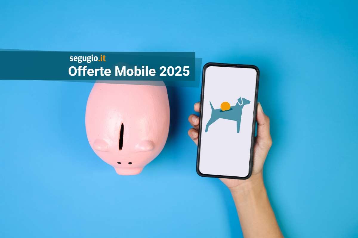 offerte mobile 2025 una mano tiene uno smartphone che mostra il logo di segugio.it, vicino un salvadanaio