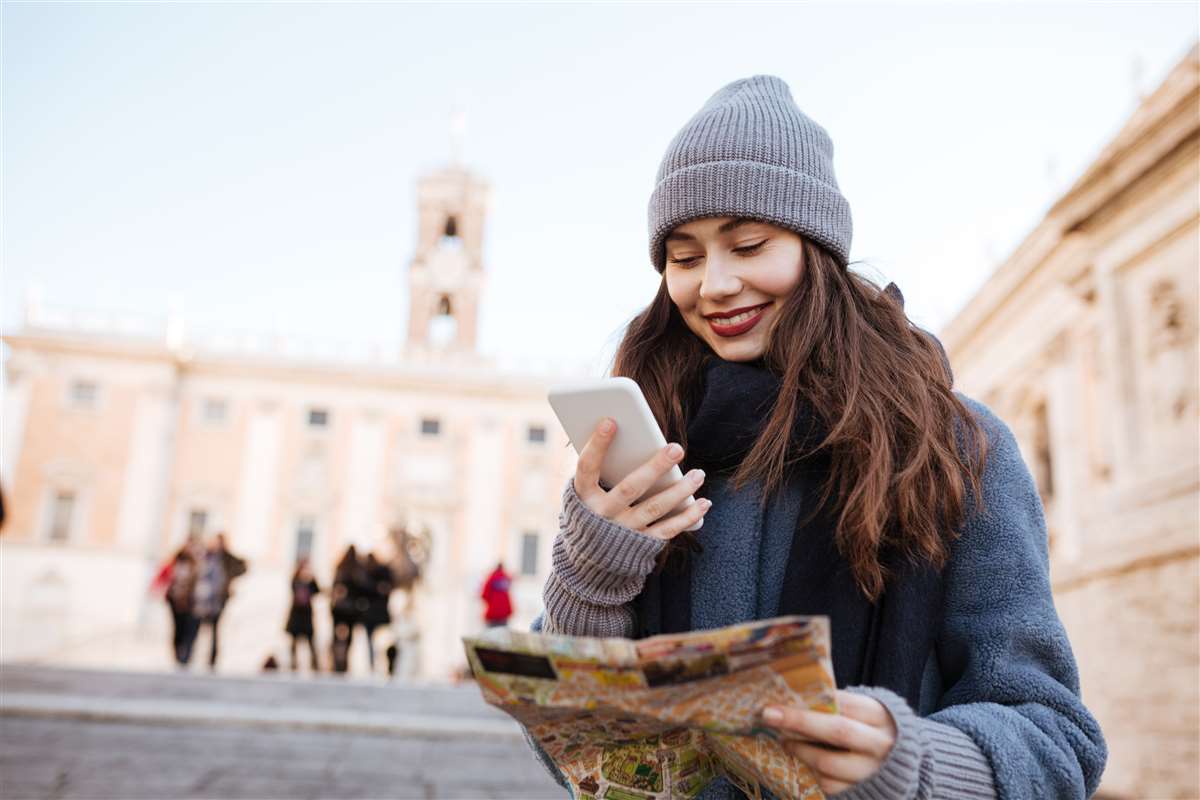 offerte mobile estero 2025 ragazza con in mano un cellulare e una mappa