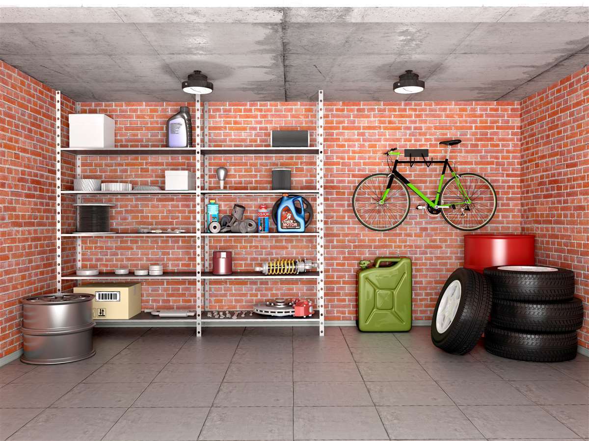 garage interno con strumenti, attrezzature e pneumatici