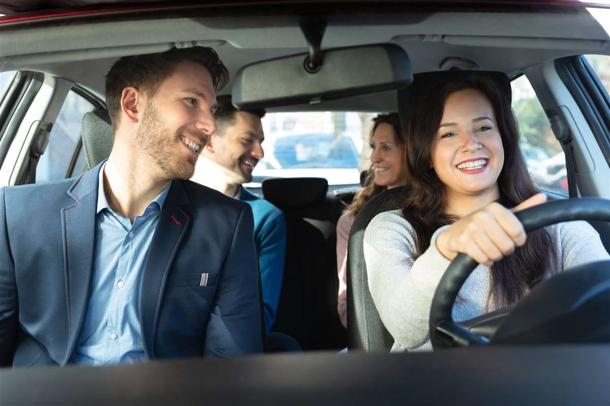 passeggeri in un auto