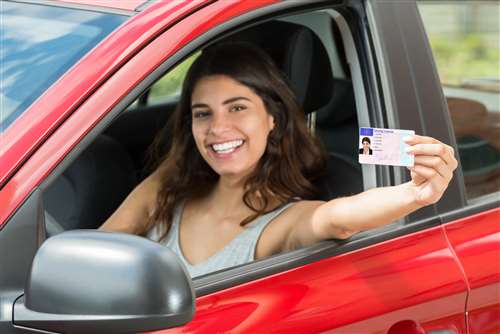 la patente non è più una priorità per i giovani: cambia il rapporto con auto e mobilità