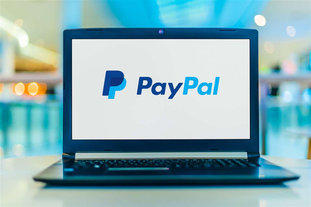 sistema di pagamento tramite paypal computer su una scrivania con scritta paypal