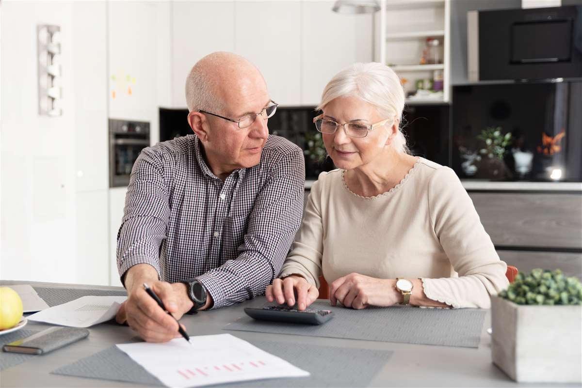 coppia senior valuta gli aumenti in pensione